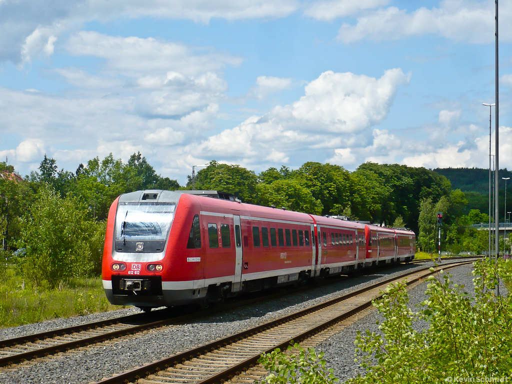 Mit Tz 612 612 an der Spitze erreicht IRE 3088 von Dresden Hbf nach Nürnberg Hbf den Hauptbahnhof Bayreuth auf Gleis 1. (12.06.2011)