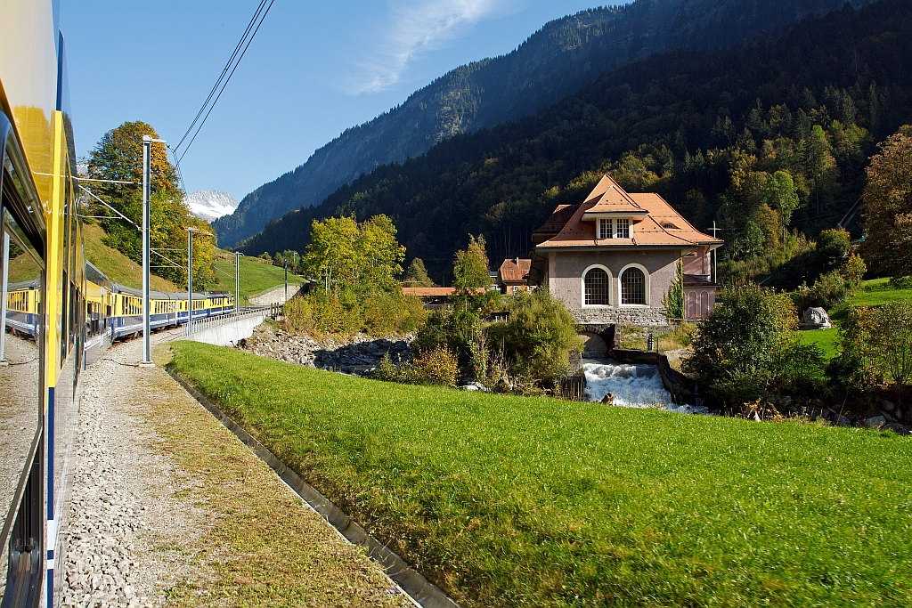 Mit Wehmut blicke ich am 02.10.2011 zurck, mit der Berner Oberland-Bahn (BOB) geht es wieder Retour von Grindelwald via Lauterbrunnen nach Interlaken Ost. Hier bei Riedermttli im Ltschental. 