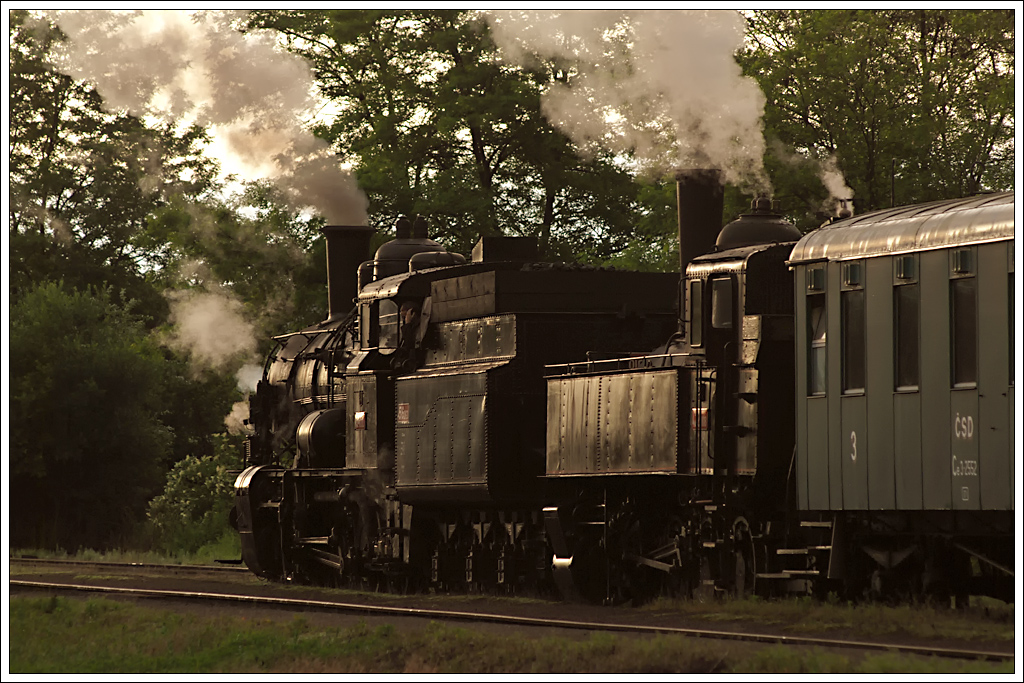 Morgenimpression aus Krup mit 422.0108 vor 434.1100, aufgenommen am 21.6.2013 anlsslich des k&k Dampfloktreffens im Eisenbahnmuseum Lun u Rakovnka (CZ).