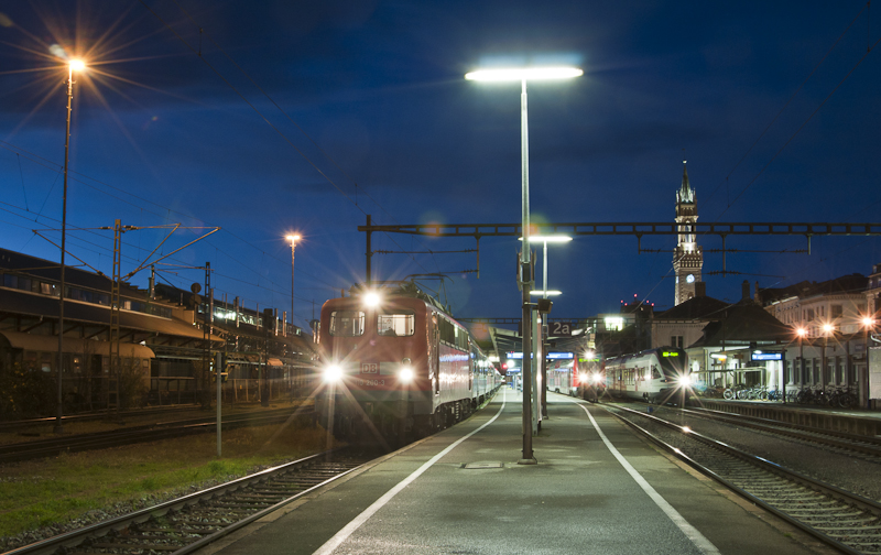 Morgens in Konstanz:
Ganz links auf Gleis 3 sehen wir 110 200 mit dem DZ 2600 (Konstanz-Stuttgart), daneben auf Gleis 2 den Regionalexpress nach Karlsruhe und ganz rechts aus Gleis 1 den FLIRT der SBB nach Engen.

