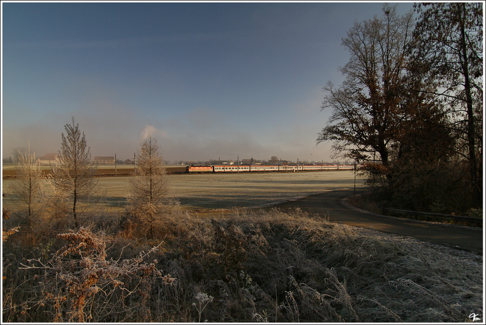 Morgens um Neun zieht eine 1044 den EC 731  KELAG Energie Express  (Wien Meidling-Villach) durch das frostige Aichfeld. 
Zeltweg 15.11.2011