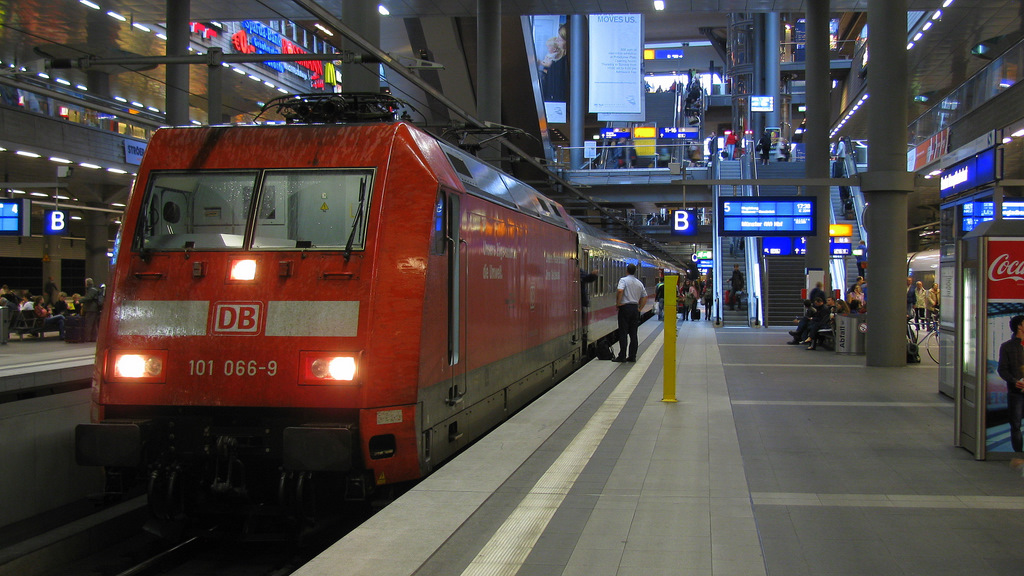 Moves us: Die 101 066-9 erreichte vor wenigen Minuten als IC 1971 aus Flensburg den Berliner Hbf. Sie hat nun eine Stunde Aufenthalt und  movet  dann als IC 2242 nach Mnster(Westfalen) ber Hannover Hbf viele Fahrgste weiter aus dem immer wieder beeindruckend groen Berliner Hbf heraus. 29.07.2011 