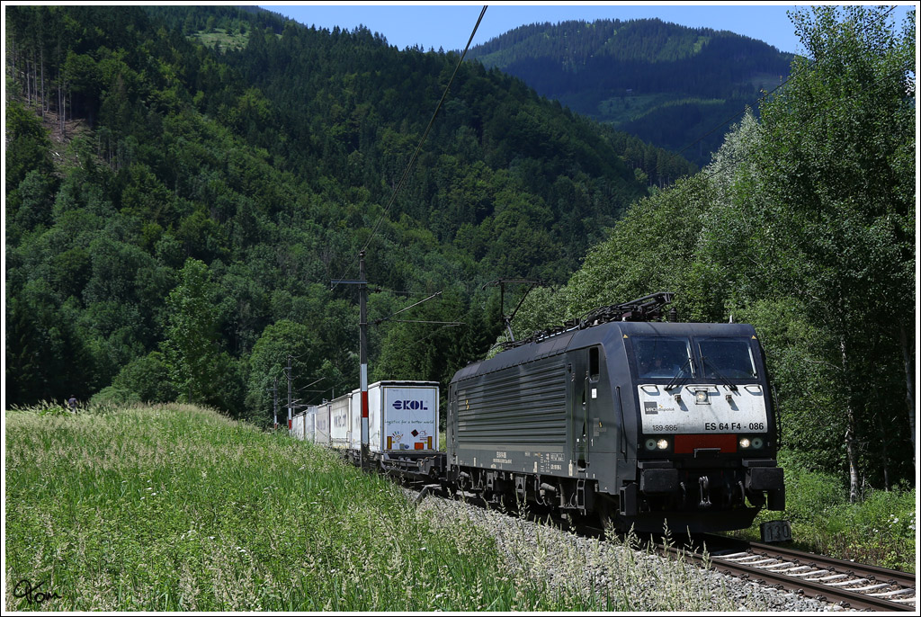MRCE 189 986 fhrt mit dem Ekol 43552 von Triest nach Ostrava. 
Frauenberg 23.6.2013