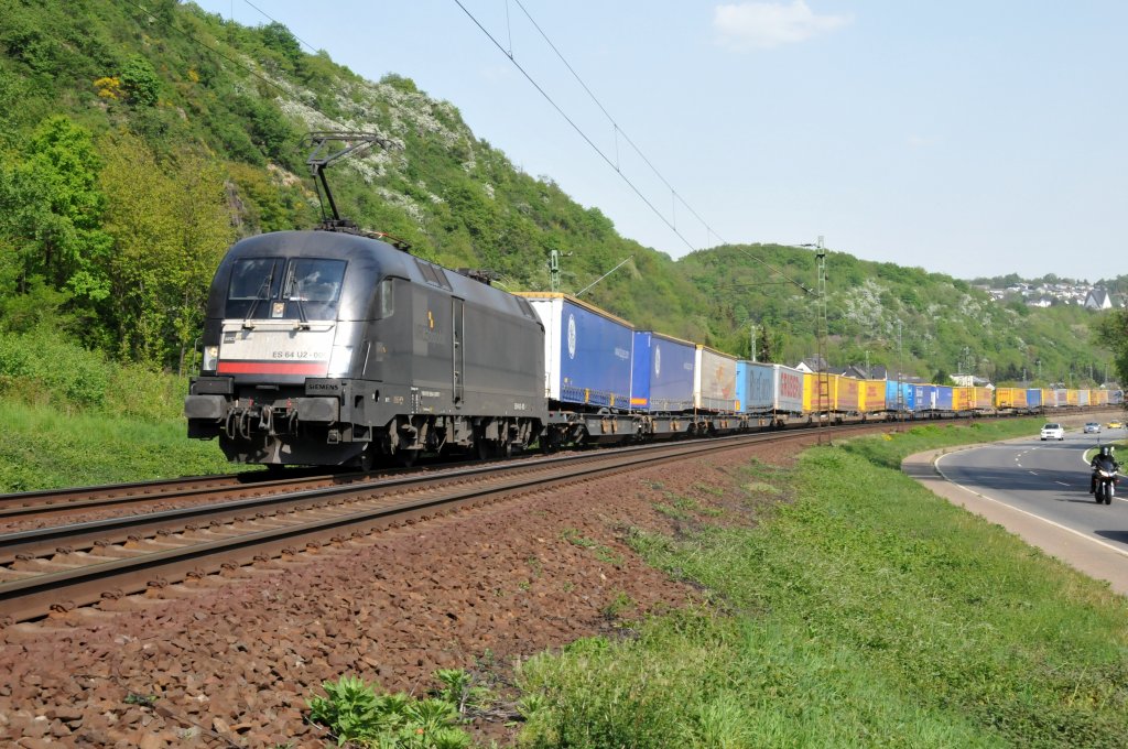 MRCE-Dispolok ES 64 U2-005 (182 505-8) mit einem LKW-Zug am Haken fhrt ber die KBS 465 Richtung Norden. Aufgenommen am 23/04/2011 in Erpel.