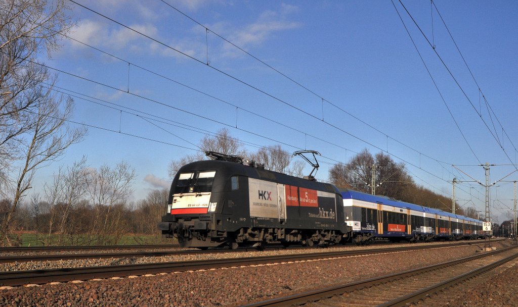 MRCE Dispolok ES 64 U2-026 (182 526), vermietet an OLA, passiert mit dem aus einer angemieteten Married-Pair-Wagengarnitur der NOB gebildeteten HKX 1802 von Hamburg-Altona nach Köln Hbf am 12.01.13 den Bahnhof Lemförde.