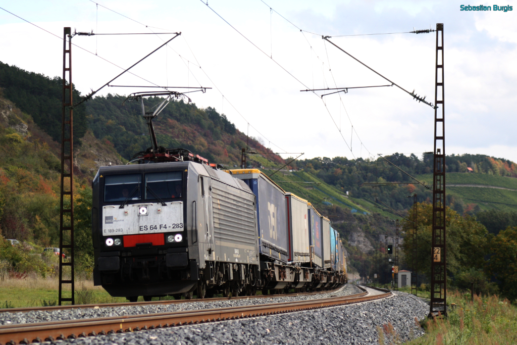 MRCE ES 64 F4-283 mit einem Sattelaufliegerzug bei Karlstadt. Gru zurck an den Tf! (03.10.2012)