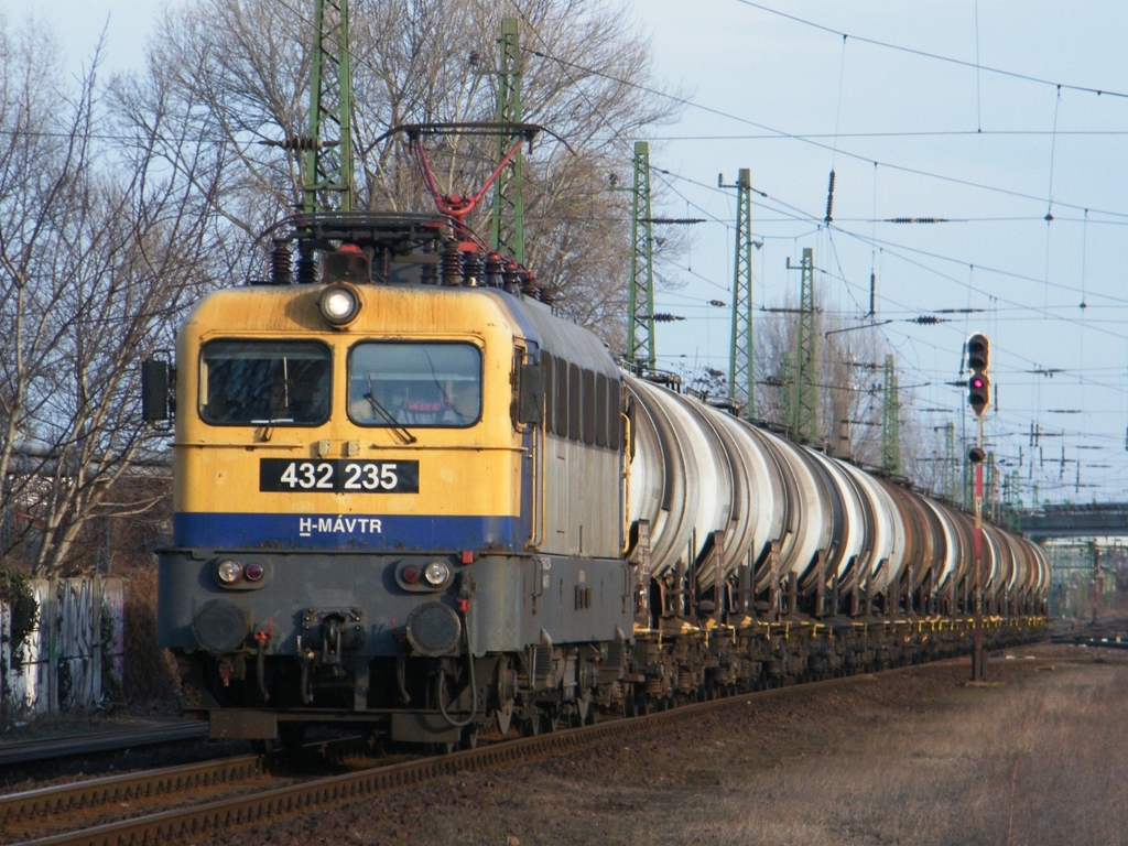 MV-Trakci 432 235 fhrt mit einem Gterzug am Bahnhof Kőbnya-Kispest (Budapest), am 25. 02. 2012.  