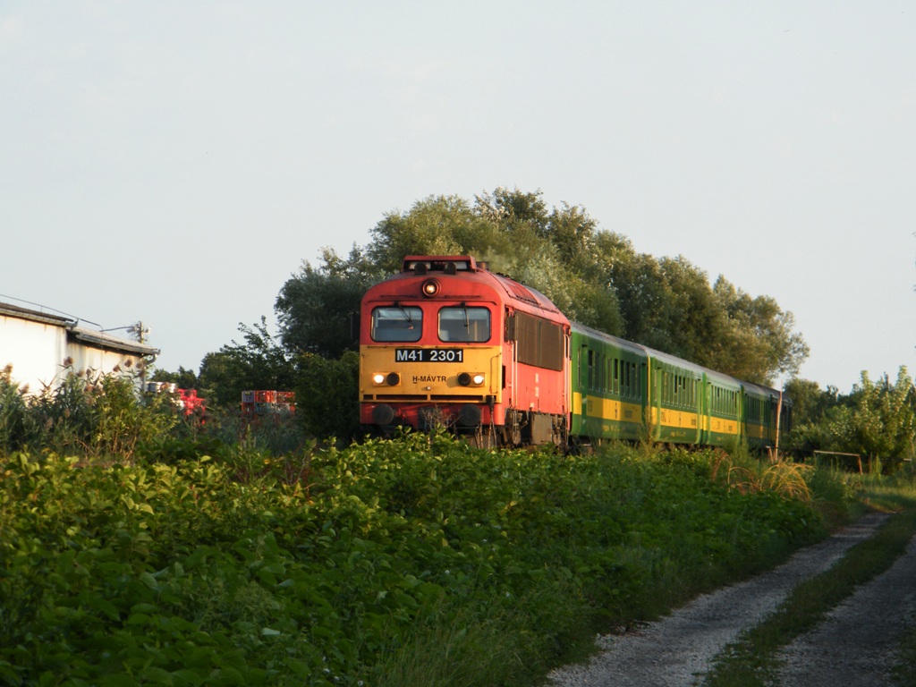 MV-Trakci M41 2301 zwischen Feketebzseny und Fonyd mit einem Schnellzug von Kaposvr nach Sopron (durch Celldmlk und Szombathely) am 28. 08. 2011.   