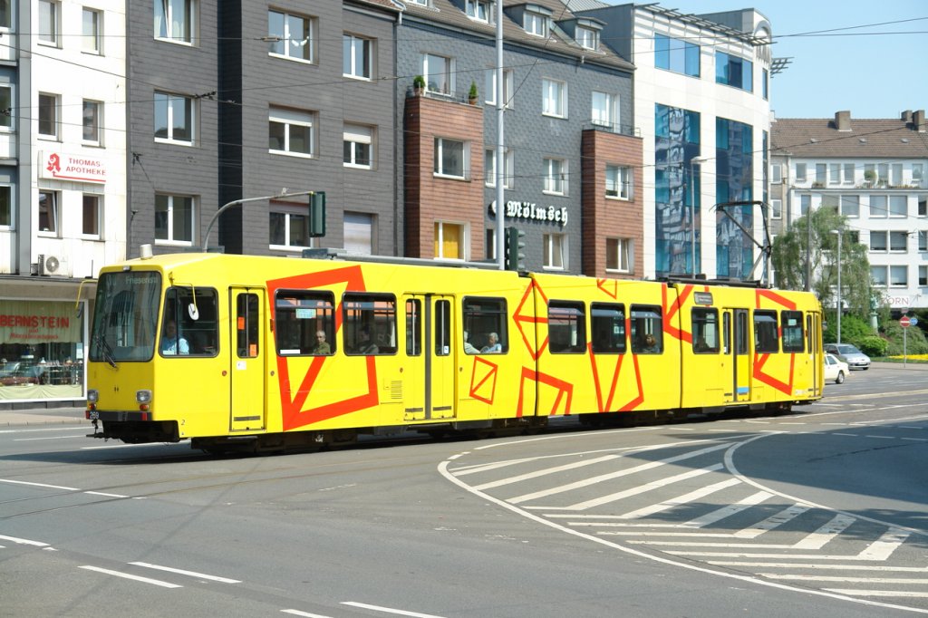 MVG 269 mit der Linie 110 zur Friesenstr.
Hier aufgenommen an der Haltestelle Mlheim Stadtmitte am 11.5.2006.