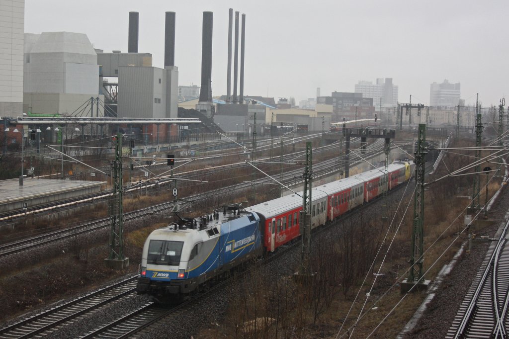 MWB 1116 911 schiebt am 4.1.13 einen ODEG Ersatzzug durch Berlin-Westhafen.