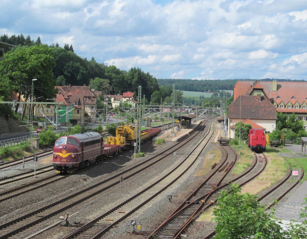 My 1138 von Altmark-Rail zieht am 21. Juni 2013 einen Bauzug durch Kronach in Richtung Lichtenfels.