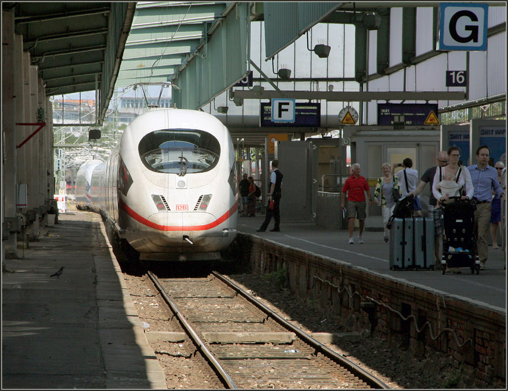 Nach dem Fahrgastwechsel - 

Ausfahrender ICE 3 Zug auf Gleis 15 des Stuttgarter Hauptbahnhofes. 

21.07.2013 (M)