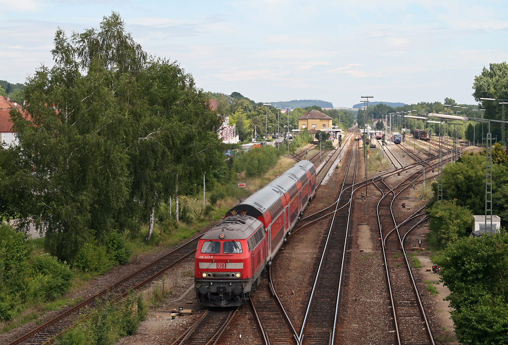 Nach dem Halt in Aulendorf beschleunigt die Ulmer 218 443 am 01. August 2010 den IRE 4225 von Stuttgart nach Lindau auf der Sdbahn in Richtung Bodensee.
