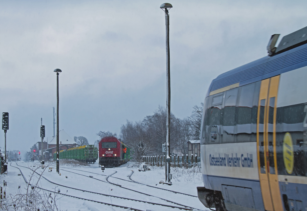 Nach dem die Wagen zur Holzverladung mit der Lok 270081 der OHE bereitgestellt waren, fuhr beim ersten Schnee in diesem Jahr der Ola Triebwagen 0006 ins Bild. - 11.01.2013 (vom B Borken Str. aufgenommen)
