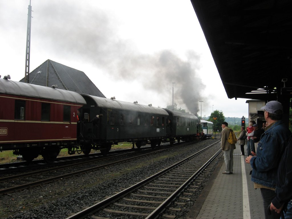 Nach jedem Umsetzen kommt der Zug dem Bahnsteig von Dieringhausen immer nher. Wiehltalbahn 08. August 2010.
