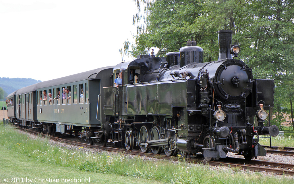 Nach vielen Jahren im Unterhalt fuhr die 93-1378 der Kandertal Bahn am 1.Mai 2011 zum ersten mal wieder einen Personenzug aufgenommen in Wollbach.