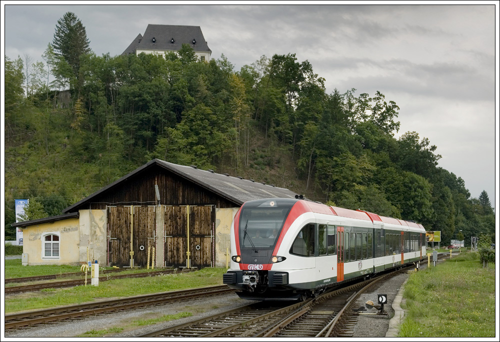 Nachdem es am 23.8.2010 die ersten Probefahrten auf dem GKB eigenen Streckennetz nach Kflach mit 5063 003 gab (siehe Fotos Thomas Moder), befuhr er am 24.8.2010 erstmals den Wieser Ast. Hier befindet sich der Triebwagen bei der Einfahrt in den Endbahnhof Wies-Eibiswald. 