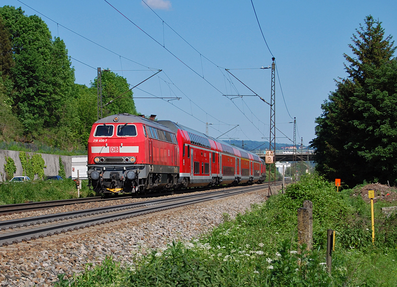 Nachdem ich schon nicht mehr damit rechnete, jemals ein Bild der Ulmer 218 406-7 zu bekommen, fuhr mir die Maschine am gestrigen 25. Mai 2012 auf der Filsbahn bei Gppingen vor die Linse. Am Haken hat die Lok den IRE 4244.