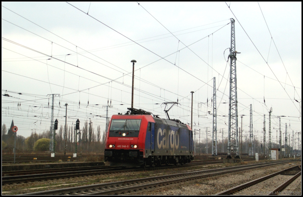 Nachdem Raildox 482 046 reichlich Holz brachte, geht es solo Richtung Rathenow zurck (gesehen Stendal 25.03.2011). Ein spezieller Gru an den Tf!