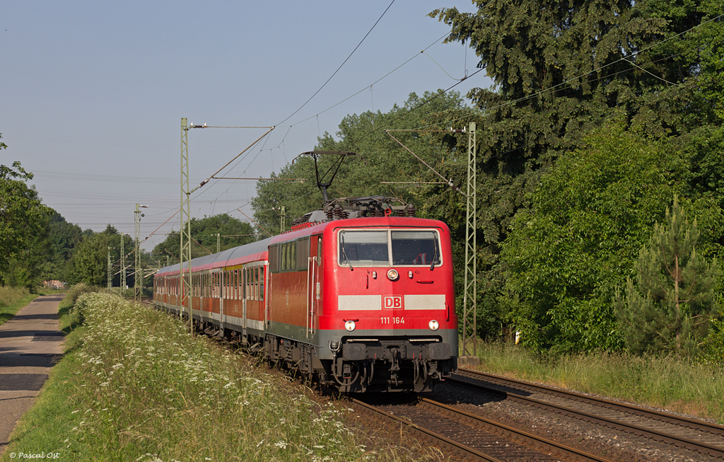 Nachdem in Stuttgart nur noch eine 110 beheimatet ist, hat man den sog.  TT-Umlauf  auf eine andere Baureihe umstellen mssen. Da die Plne fr 140 km/h ausgelegt sind, kommt so nun die BR 111 zum Zuge. Erstmals konnte ich am 17. Juni 2013 bei Wernau 111 164 mit IRE 3270 (Tbingen - Stuttgart Hbf) aufnehmen.
