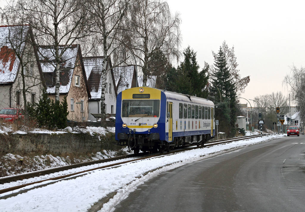Nachdem der VT 413 den Bahnhof von Mnchingen erreicht hat, kann der VT 412 am 07. Januar 2010 seine Fahrt als WEG 1061 von Korntal nach Hemmingen in Richtung Schwieberdingen fortsetzen.