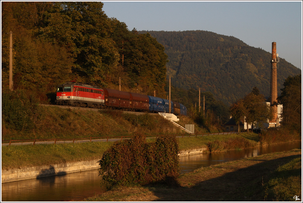 Nachschiebelok von Mrzzuschlag nach Gloggnitz, war bei diesem Erzzug die 1142 595.
18.10.2011