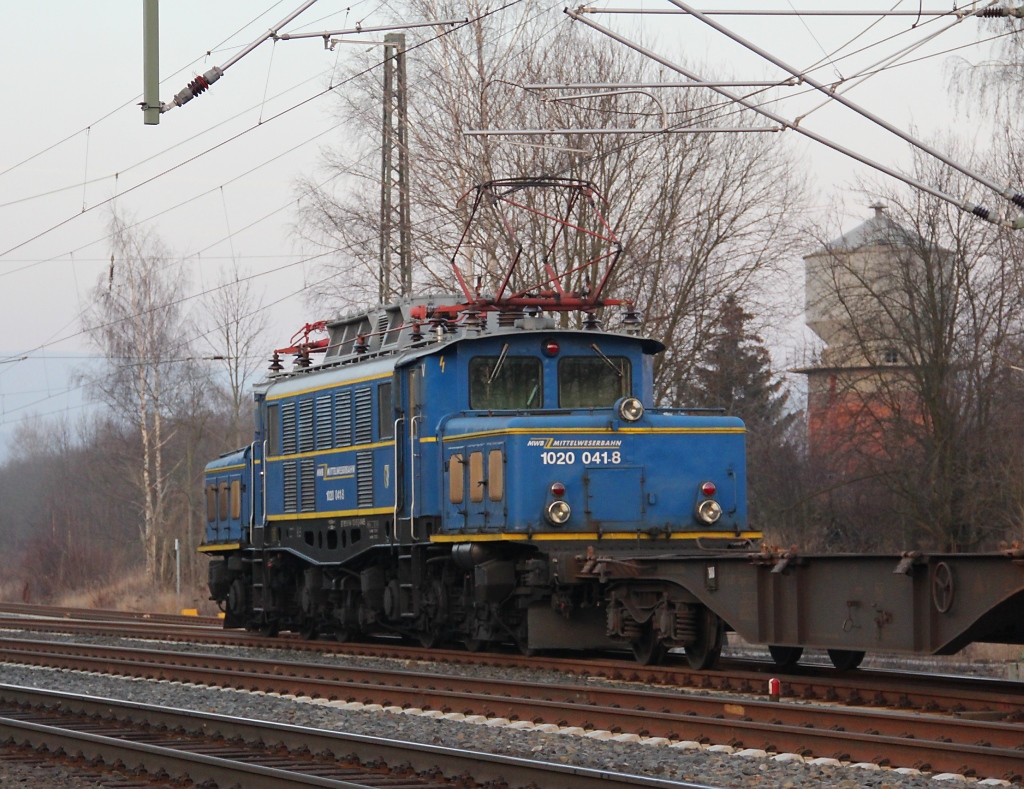 Nachschuss auf 1020 041-8 mit dem Niederhoner Wasserturm im Hintergrund. Der Zug musste in Eschwege West rund 10 Minuten Signalhalt einlegen um einen Kollegen durchzulassen, der, kaum das dieser Zug stand, schon kam .... (Aufgneommen am 08.02.2012 am B Eltmannshausen/Oberhone).