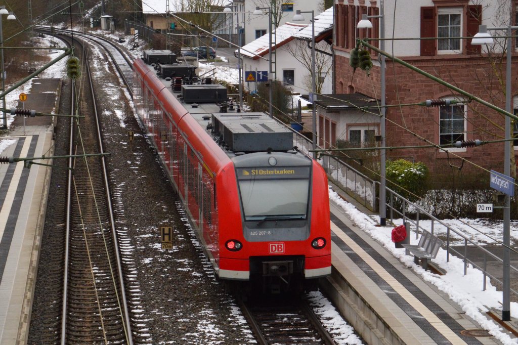 Nachschu auf den 425 207-8 beim Verlassen vom Bahnhof Neckargerach. 9.2.2013