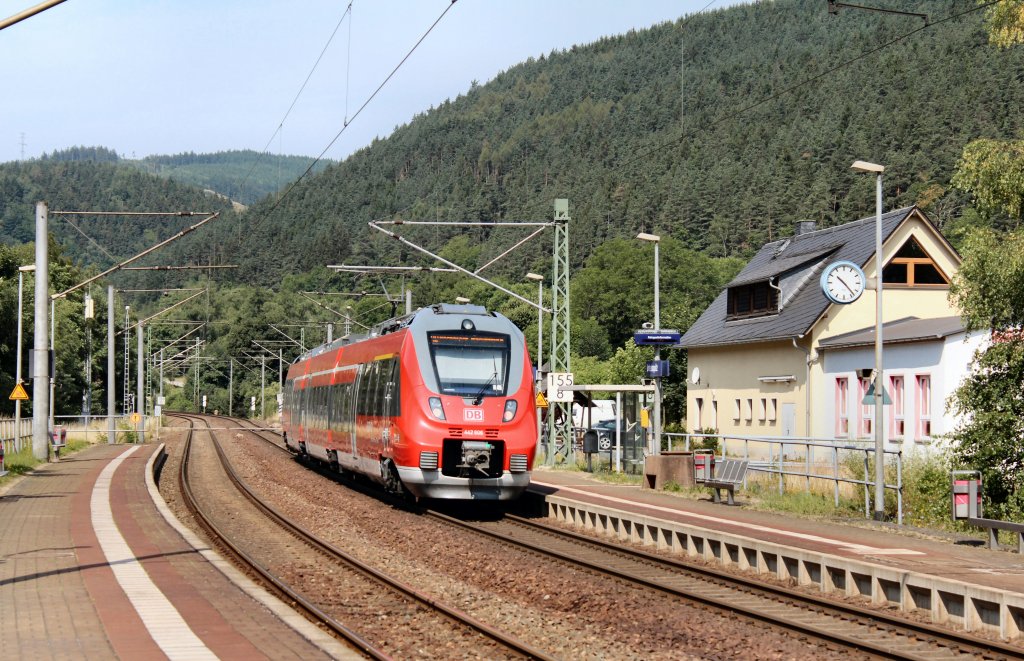 Nachschuss auf BR 442 606 als RB 59353 von Saalfeld (Saale) nach Lichtenfels, beim Halt in Unterloquitz. 17.07.2013