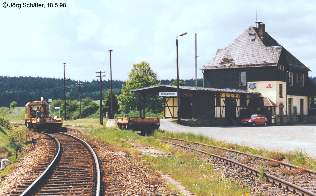  Nachschuss  auf das Skl im Keilbahnhof Unterlemnitz. In diesem Bahnhofsteil hielten am 18.5.98 noch die Zge nach Triptis, die Bahnsteige Richtung Saalfeld liegen hinter dem Empfangsgebude. 
