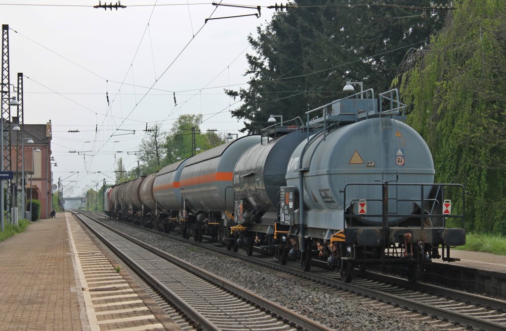 Nachschuss auf zwei kleinen zweiachsigen Kesselwagen der Firma VTG, die am Zugschluss eines Kesselwagenganzzug am 02.05.2013 mit der Zuglok SBB Cargo Re 482 024-7 mitgeloffen sind. Hier ist der Zug bei der Ausfahrt gen Sden aus Kenzingen.