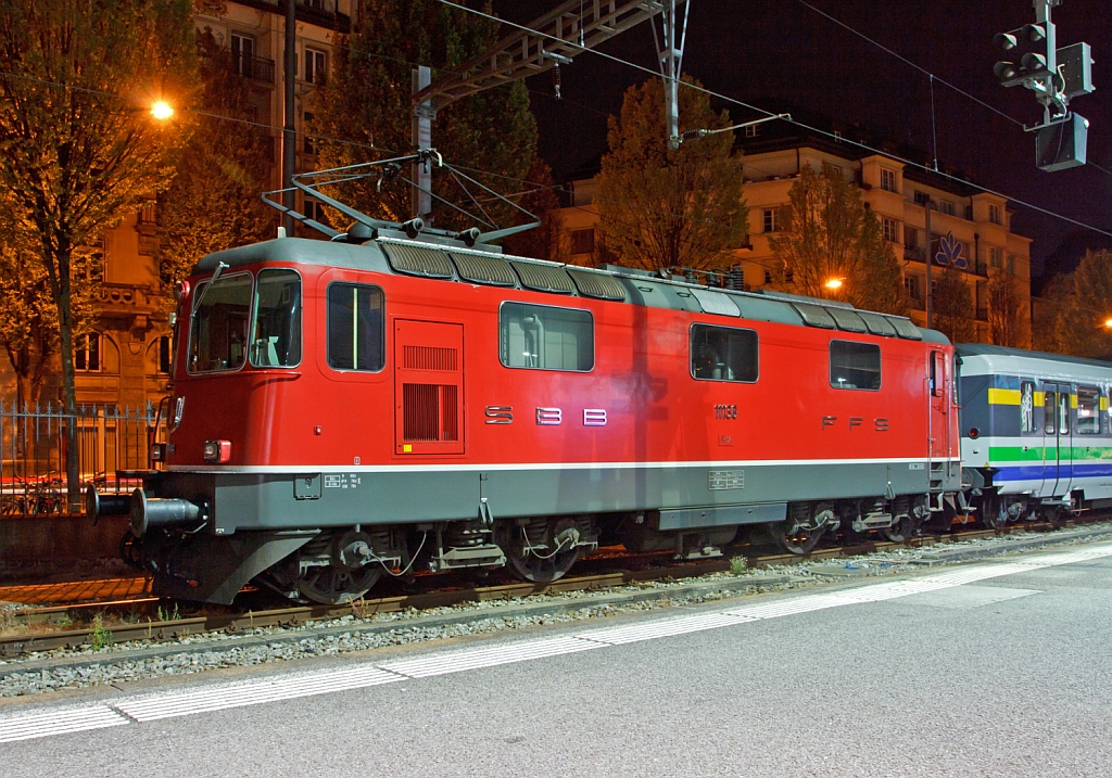 Nachtschwrmereien - Die SBB Re 4/4  - 11136 ist am 29.09.2012 (3:40 Uhr) im Bahnhof Luzern mit einen Zug des Voralpen-Express (VAE) abgestellt.