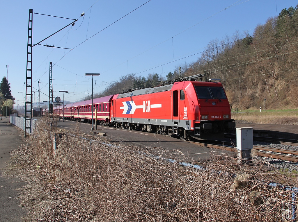  Nchster Halt: Eschwege West...  ? nein, dieser Sonderzug in Richtung Norden musste wegen eines Defekts der Zuglok 185 582-4 zwangslufig einen Halt im alten Bahnhof Eschwege West machen. Aufgenommen am 25.03.2012.