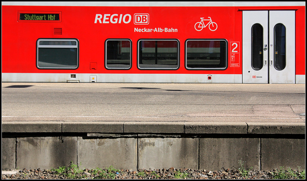 Nah am Bahnsteig - 

Der Waggon-Fußboden tiefer als der Bahnsteig: Ein Doppelstock-Steuerwagen im Stuttgarter Hauptbahnhof. 

08.04.2011 (M)
