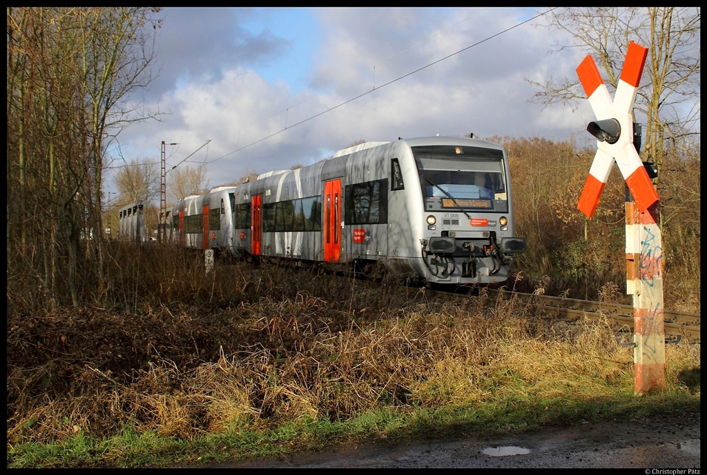 Nahe Kleinzschocher berqueren VT 006 und VT 007 der MRB einen kleinen B der Bauform HL-64b. Der Zug mit Ziel Borna benutzt aufgrund von Bauarbeiten am 14.1.2012 die sonst kaum befahrene  Waldbahn  von Plagwitz nach Gaschwitz.