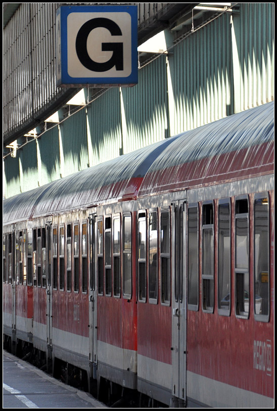 Nahverkehrs-Impression -

Regionalzug im Hauptbahnhof Stuttgart. 

08.04.2011 (J)