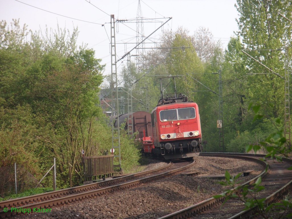 Nanu wer kommt den da um die Ecke? 155 251-2 mit ihrem langen gemischten Gterzug bei Dsseldorf-Eller am 27.4.2010.