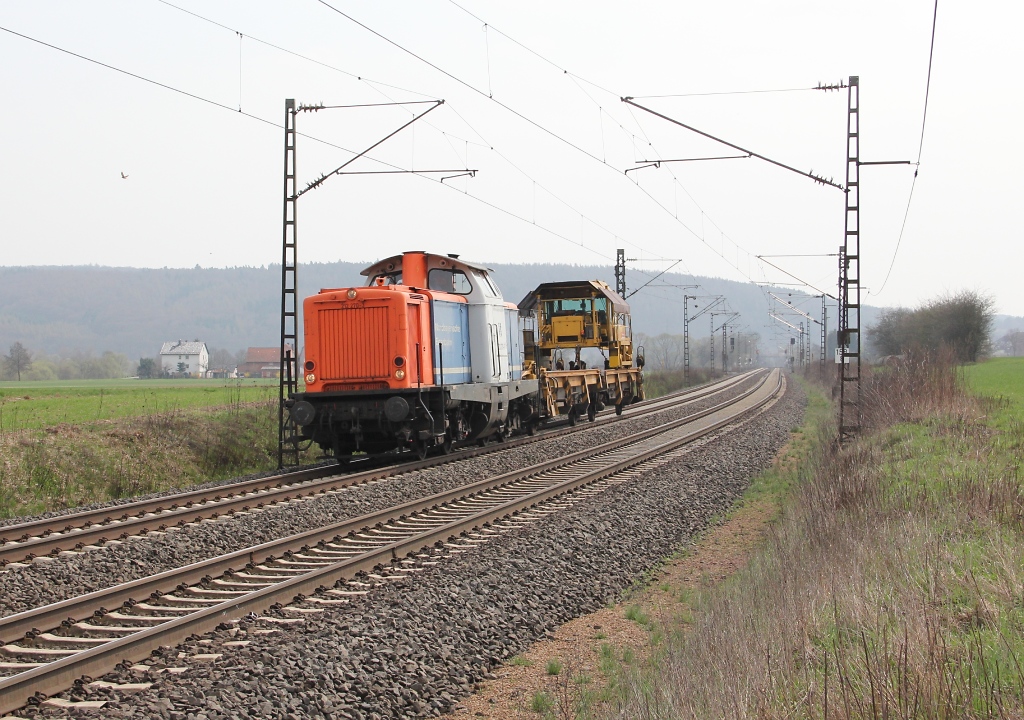 NBE 212 270-3 mit etwas Baukram in Fahrtrichtung Norden. Aufgenommen am 21.04.2013 zwischen Mecklar und Ludwigsau-Friedlos.