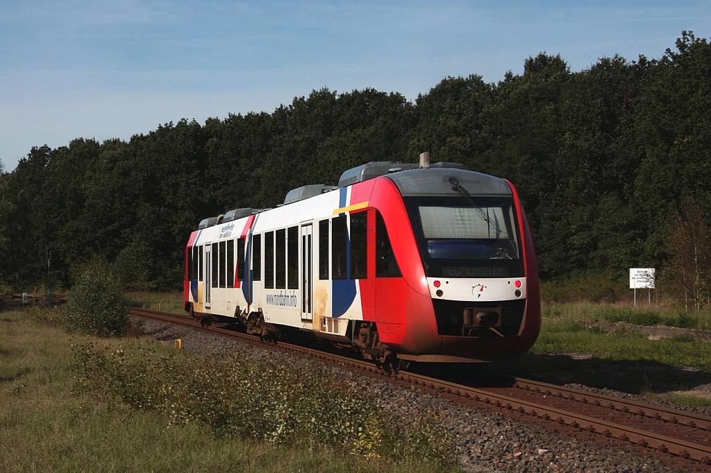 NBE VT2.75 hat am 22.09.2010, als 81028, den Hp Rickling verlassen und fhrt weiter nach Neumnster. 