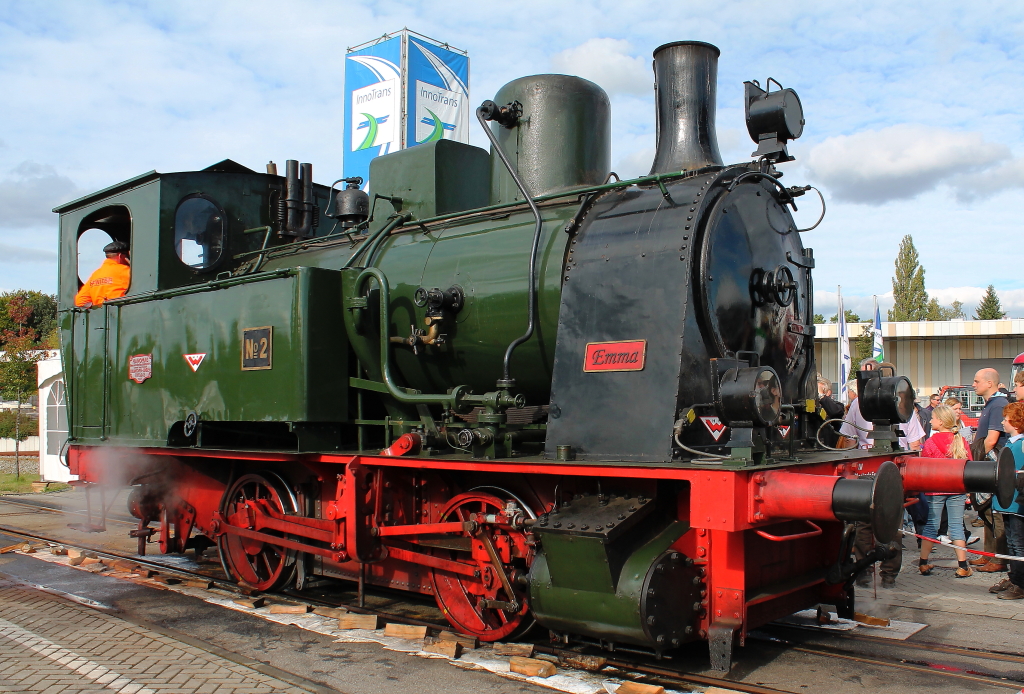 Neben den vielen Neuheiten auf der InnoTrans 2012 auch was ganz Altes. Die Dampflok  Emma , gebaut 1925 bei Hanomag, am 23.09.2012. Leider fehlen mir weitere Infos zu diesem kleinen Dampfer. Aussteller ist die H.F. Wiebe GmbH & Co. KG. Hier wurden Fhrerstandsmitfahrten angeboten.