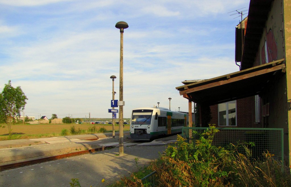 Nebenbahnromantik am 22.08.2012 in Khnhausen bei Erfurt. Der Vogtlandbahn VT 54 ist als EB 80638 von Erfurt Hbf nach Eichenberg unterwegs und hat seine Fahrt nach einem kurzem Halt fortgesetzt.