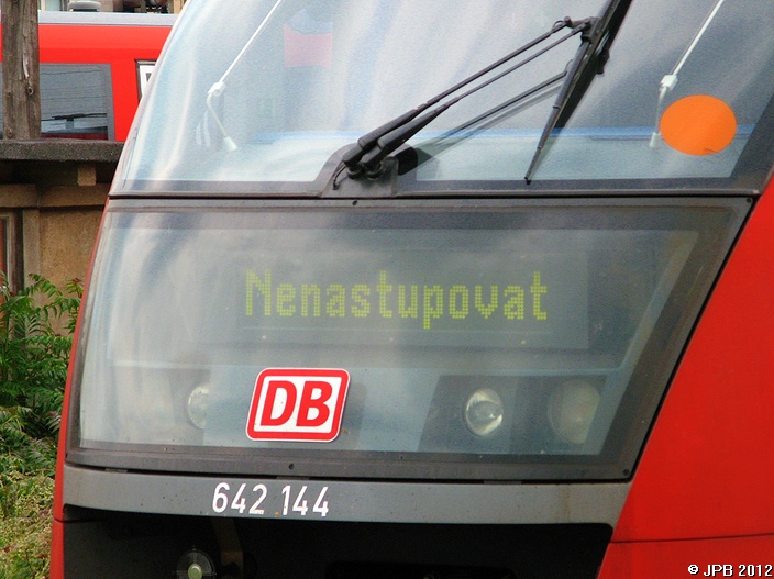 Nenastupovat (= Nicht einsteigen!) zeigt 642 144 in Dresden Hbf am 29.05.2010