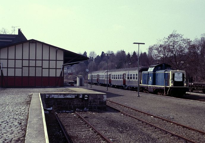Neuenrade 212 001 am 01.04.1987 mit N6460 anlsslich des 75-jhrigen Bestehens der Hnnetalbahn mit Schmuck