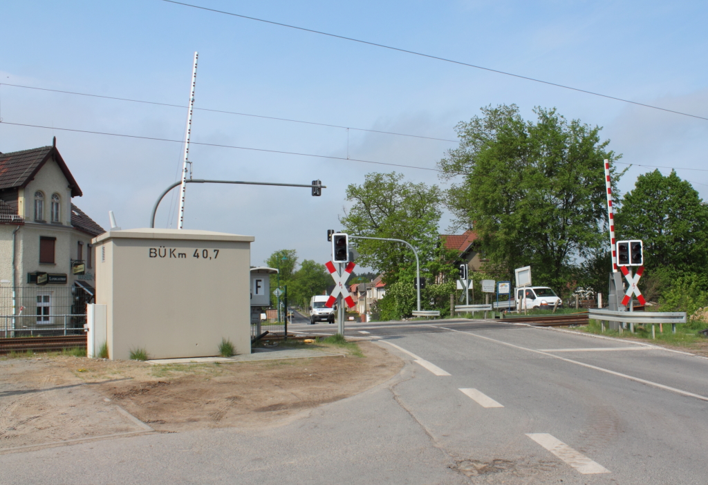 Neues von der Baustelle am Streckenkilometer 40,7 der Nordbahn. 
Der neu gestaltete Bahnbergang in Grneberg am 08.05.2013.