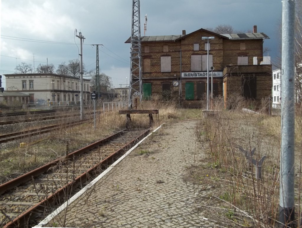 Neustadt (Dosse), ehem. Bahnhof der Brandenburgischen Stdtebahn, Bahnsteigseite (13.04.2012), links im Hintergrund das leer stehende Empfangsgebude der Berlin-Hamburger Bahn 