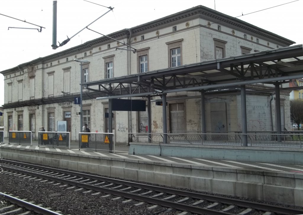 Neustadt(Dosse), Station der Hamburger Bahn, Empfangsgebude mit Bahnsteig 1 (06.04.2012) 