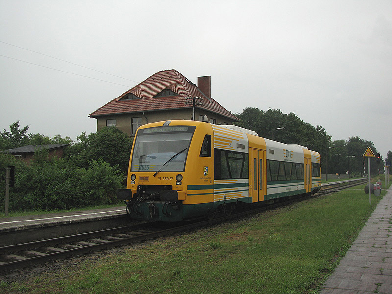 Neutrebin, 4.07.2009. Nach groem Gewitter warter ein Zug der Linie OE60 auf die Wasserabsenkung auf der Strecke Wriezen - Frankurt(Oder).