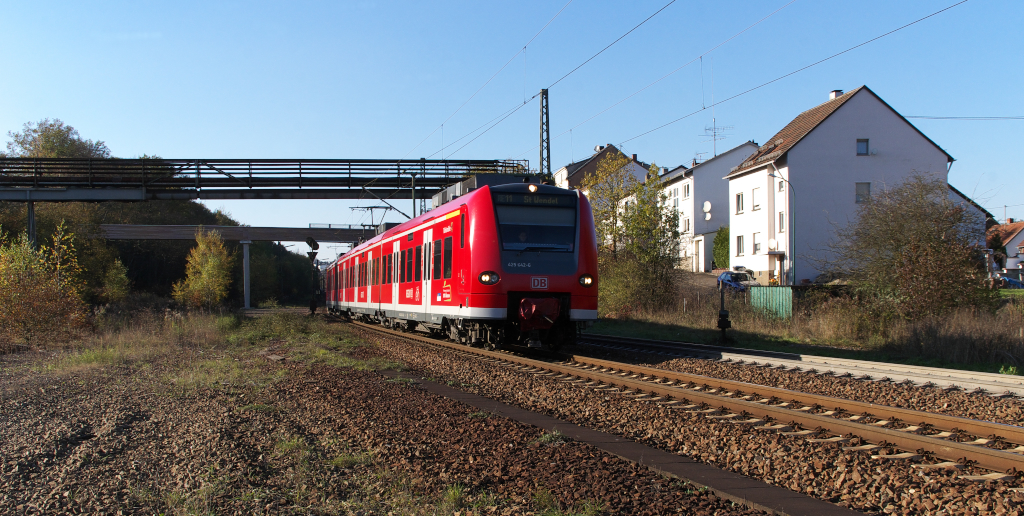 Nicht im Takt sondern nur sporadisch...

verkehrt die Linie RE 11 im Saarland.
Saarhlzbach - St. Wendel heit die Fahrtroute, die ber zwei Kursbuchstrecken fhrt.
KBS 685 im Saartal von Saarhlzbach bis Saarbrcken Hbf. und dann ab Saarbrcken ber die KBS 680 durch das Sulzbachtal nach Neunkirchen und weiter nach St. Wendel. Zwischen Neunkirchen und St. Wendel wird das Flsschen Blies einige male berquert.

425 142 als RE 12106 bei Neunkirchen-Sinnerthal.

Frher lag ein drittes Gleis auf der linken Seite vom Rbf. Neunkirchen bis zum Bergwerk Reden