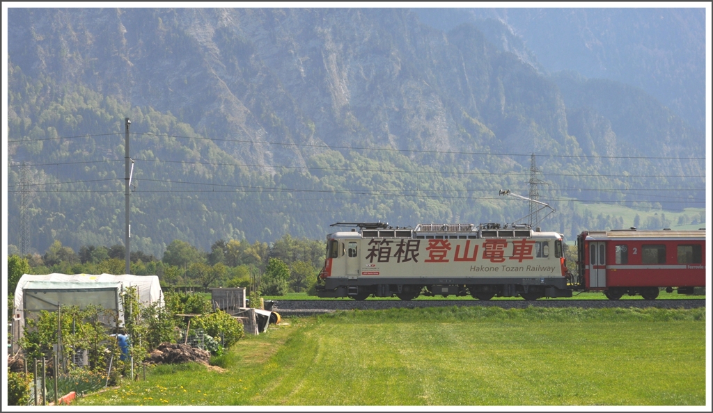 Nicht wegen des Erdbebens, sondern schon vorher trgt die Ge 4/4 II 622  Arosa  diese Bemalung der Hakone Tozan Railway, einer japanischen Schwesterbahn. Hier ist sie mit dem RE1249 bei Malans unterwegs. (20.04.2011)