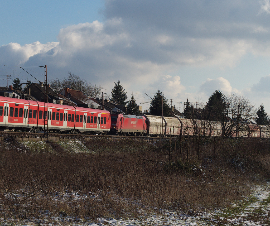 Nix passiert oder wenn sich zwei Triebfahrzeuge kssen....

Ein 425 aus Richtung Dillingen  trifft  auf den Kalkzug aus Richtung Saarlouis.

Nein kein Zusammensto, die Strecke ist ja Gott sei Dank zweigleisig.

KBS 685 Saarlouis-Roden. 14.01.2013

